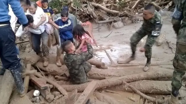 சோற்றில் இருந்து மீட்கப்படும் முதியவரும், சிறுமியும்