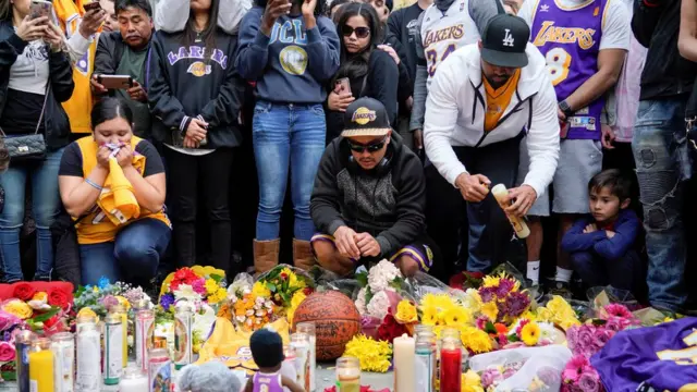 مشجعون يتجمعون حدادا على براينت