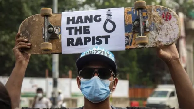 طالب المتظاهرون بتطبيق عقوبة الإعدام في قضايا الاغتصاب
