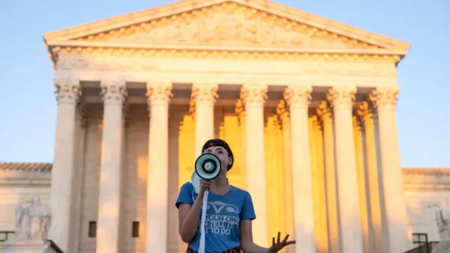 ناشطة تتحدث خارج المحكمة العليا في تكساس التي تحظر الإجهاض بعد ستة أسابيع من الحمل في 2 سبتمبر/أيلول 2021 في واشنطن العاصمة