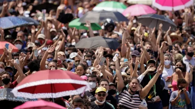 Miles de personas despidiendo a Marilia Mendonça.