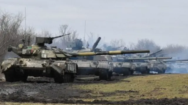 Украина танктары Орусия аннексиялап алган Крымга жакын чек арадагы аскер машыгуусунда