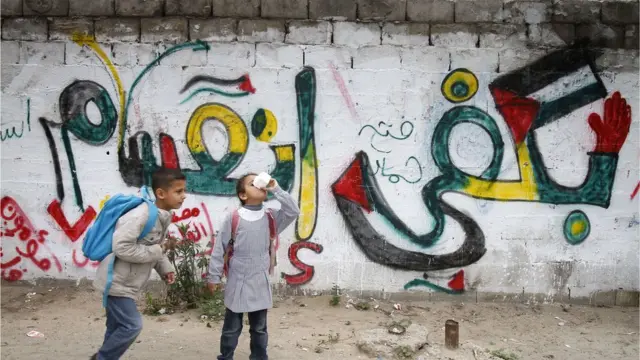 طفلان في مدينة غزة