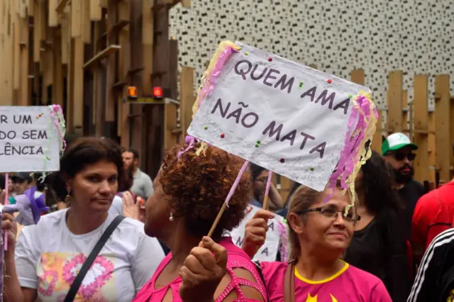 Placa escrito "quem ama não mata"nao consigo sacar na realsbetprotesto contra violência contra a mulher