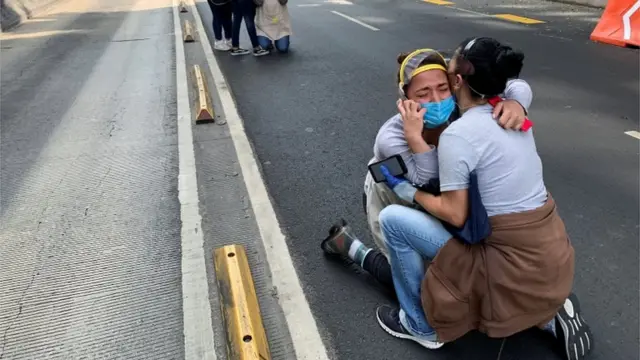 Personas a la espera en las calles de CDMX tras el sismo.