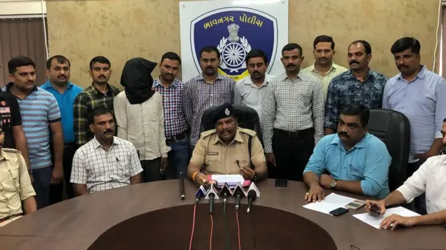 પોલીસ આરોપી સાથે