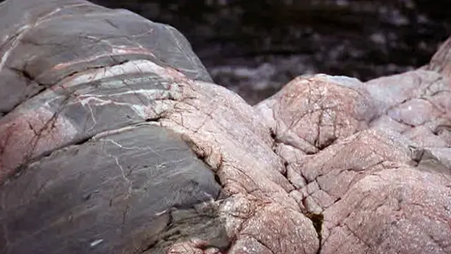 Granito con roca gris