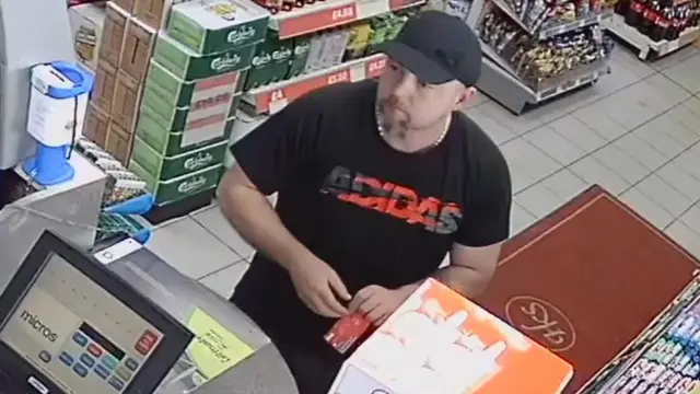 McCann comprando condones en uan estación de servicio.