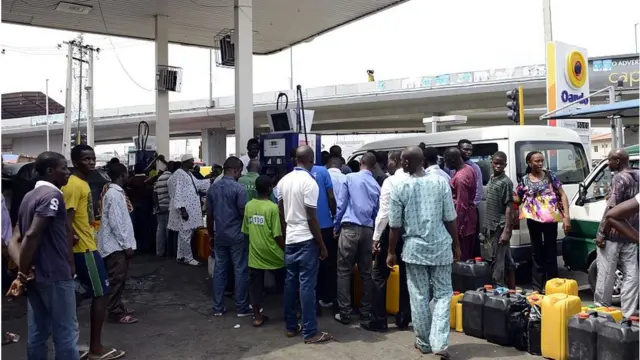 Awọn eeyan n to nileepo