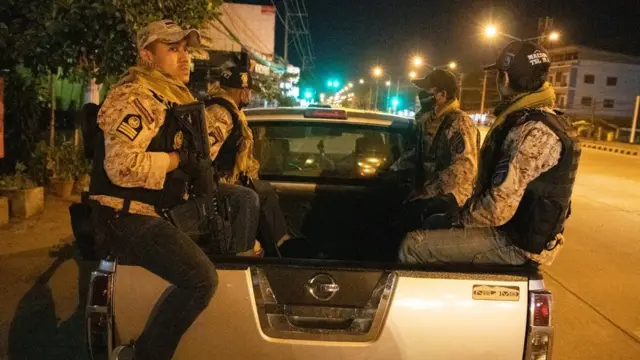 ชุด ชรบ. นั่งรถกระบะ