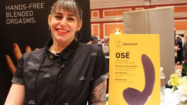 Стенд компанії біля CES