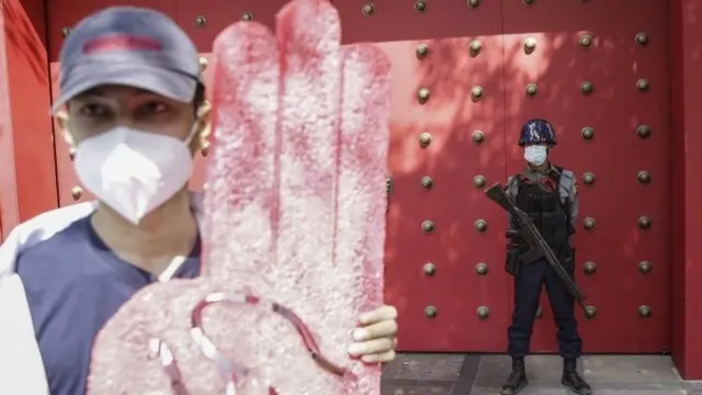 متظاهر في يانغون يحمل شعارا بات شائعا ضد الاستبداد