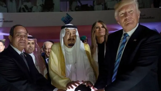 أشار أحد المغريدين إلى صورة الرئيس دونالد ترامب التي انتشرت على الإنترنت خلال زيارته للسعودية معلقا عليها: "والآن، إلى قرص المصير الدوار!