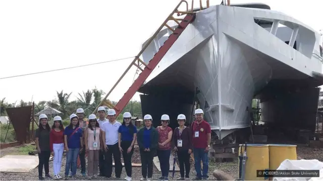 तरंगों से ऊर्जा प्राप्त करके चलने वाली नाव की प्रतिकृति