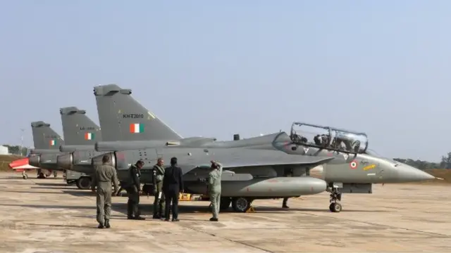 ඉන්දියාවේම නිෂ්පතිත තේජාස් නම් සැහැල්ලු ප්‍රහාරක යානා