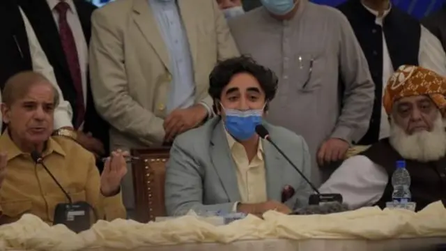 इमरान ख़ान के ख़िलाफ़ विपक्षी दल एकजुट हो गए हैं.