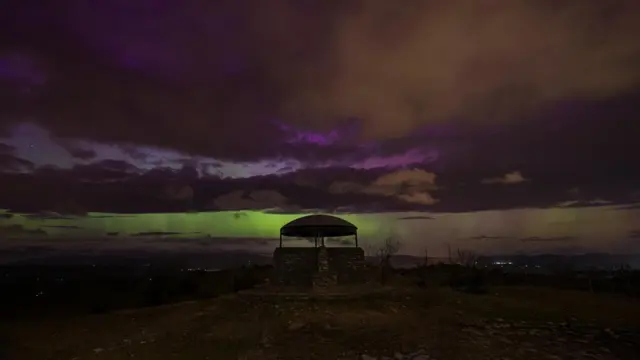 Небо изнад језера Дистрик у Кендалу било је зелене и љубичасте боје