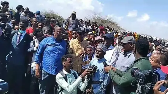 Dadweyne badan iyo qaar ka mid ah saaxiibbadii lasoo shaqeeyay ayaa aaskiisa ka qayb galay