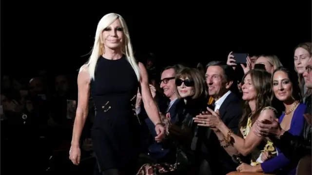 Donatella Versace camina en un desfile en Nueva York, el 2 de diciembre.