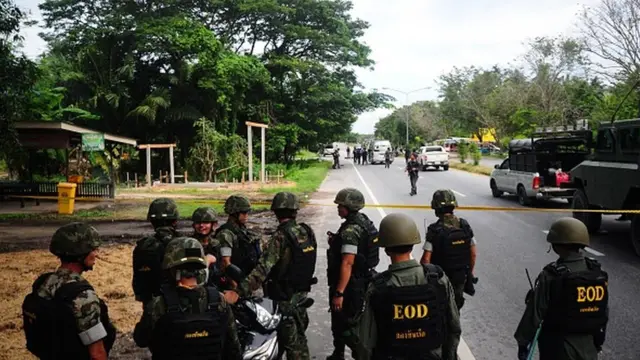 ทหารและหน่วยเก็บกู้วัตถุระเบิดเข้าตรวจสอบที่เกิดเหตุ หลังทหารนายหนึ่งถูกโจมตีขณะปฏิบัติหน้าที่ ที่อ.บาเจาะ จ.นราธิวาส เมื่อวันที่ 17 พ.ย.2559