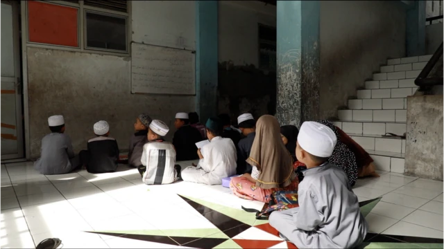 Anak-anak sedang belajar agama di Rusunawa Puspa Agro, Sidoarjo, Jawa Timur.