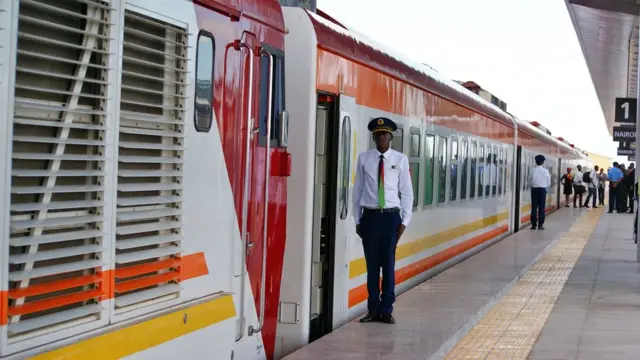 Kwa sasa China inatekeleza majukumu yote ya reli hiyo. Hata hivyo kuna vijana Wakenya wanaopewa mafunzo katika taaluma tofauti nchini China. Kenya inatarajiwa kuchukua usukani baada ya miaka mitano.