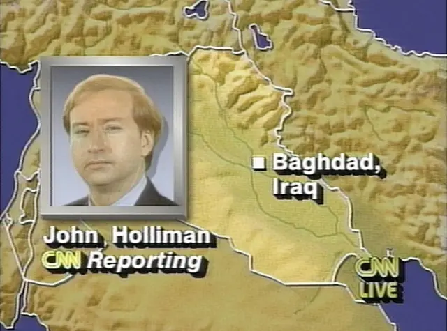 সিএনএন সংবাদদাতা জন হলিম্যান ইরাকের বাগদাদ থেকে স্যাটেলাইট ফোনের মাধ্যমে উপসাগরীয় যুদ্ধের লাইভ খবর দিচ্ছেন - ১৬ই জানুয়ারি ১৯৯১