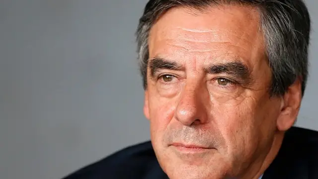L'ancien Premier Ministre français François Fillon, faisant face à une campagne de défections, maintient sa candidature à la présidentielle