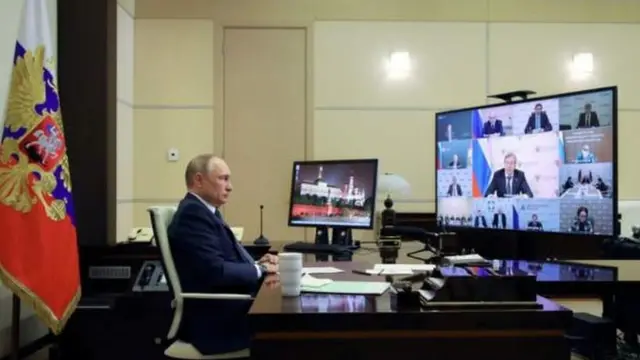 Perezida Vladimir Putin ubwo yari ayoboye inama hanze y'i Moscow