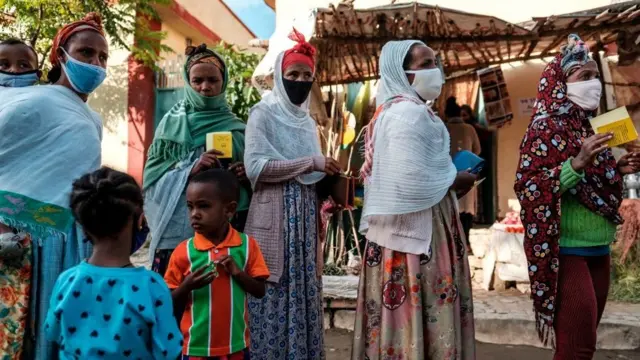 Pessoas fazendo fila para votar no Tigray