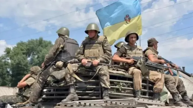 2014లో రష్యా దాడిని ఎదుర్కొనే క్రమంలో యుద్ధట్యాంక్ పై యుక్రేనియన్ సైనికులు