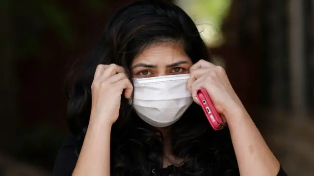 मास्क घातलेली महिला