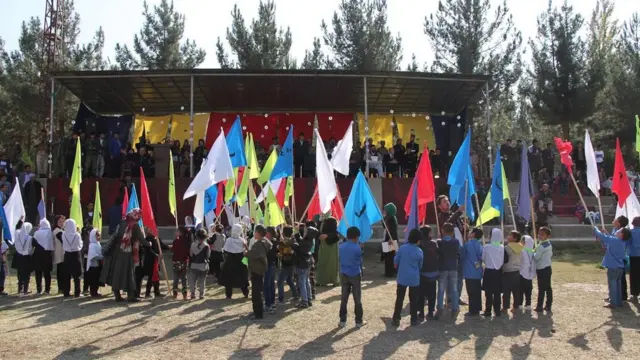 بازی با الفبا نام بخشی بود که کودکان پرچم‌های مزین به حروف الفبا را از جنگل الفبا ( پرچم‌های نامنظم در میدان) برمی‌داشتند و صف الفبا را می‌ساختند. این مسابقه بین چهار مکتب ابتدایی فیض آباد بود.