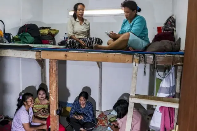 Para pembantu rumah tangga beraktivitas di salah satu penyedia jasa tenaga kerja di Jakarta.