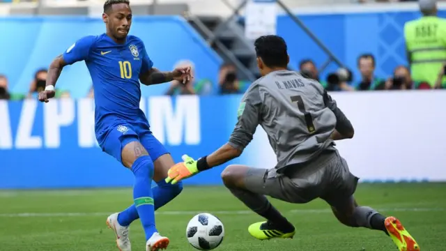 Navas le ganó el primer duelo a Neymar.