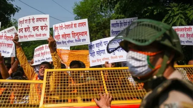 బంగ్లాదేశ్లో భారత్ను వ్యతిరేకించే ఇస్లామిక్ ఫండమెంటల్ గ్రూపులు పని చేస్తున్నాయని మాజీ దౌత్యవేత్త ఒకరు అన్నారు.