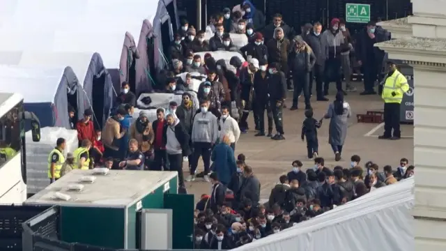 نُقل المهاجرون الذين يعبرون المانش على متن قوارب صغيرة إلى شاطئ دوفر