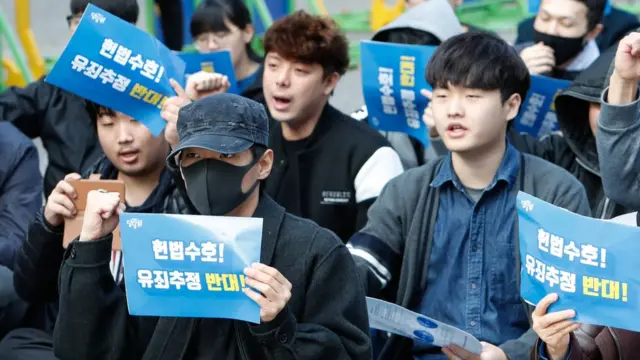 곰탕집 성추행 사건을 계기로 만들어진 인터넷 카페 '당신의 가족과 당신의 삶을 지키기 위하여(당당위)' 회원들이 지난해 10월 27일 서울 종로구 혜화역 인근에서 사법부 유죄추청을 규탄하며 구호를 외치고 있다