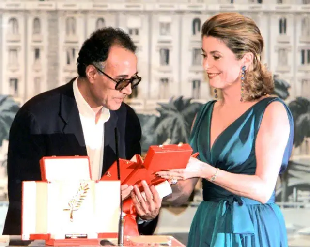 عباس کیارستمی سال ۱۹۹۷ با فیلم طعم گیلاس برنده نخل طلای جشنواره کن شد