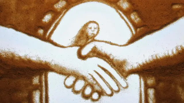 Mary fuera de la institución y dos hombres se dan un apretón de manos