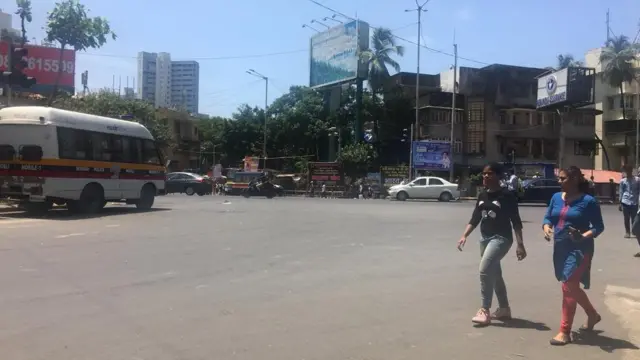 दपारी अडीच वाजता मुंबईच्या वरळी नाक्यावरचं हे दृश्य.