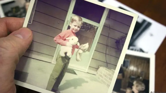 صبي يحمل لعبا