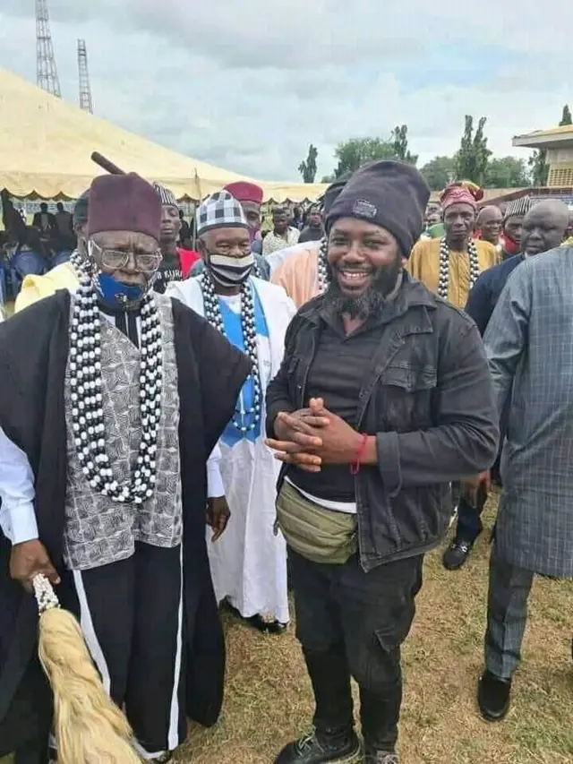 Gana with local chiefs afta e bin surrender