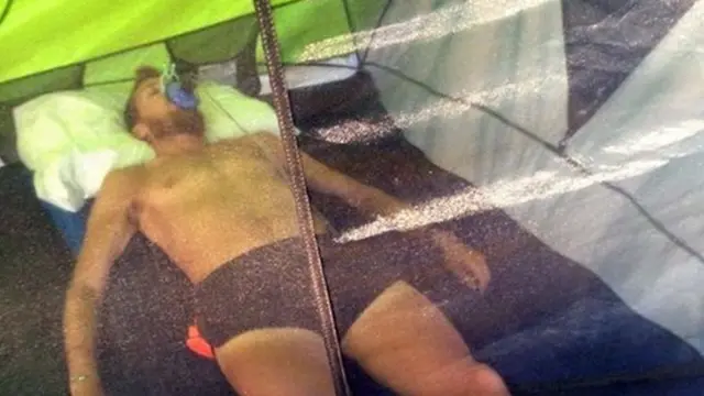 రేస్ అక్రాస్ ద యూఎస్ఏ రన్నర్లలో ఒకరికి ఆర్ఎంఆర్ను లెక్కిస్తున్న సిబ్బంది