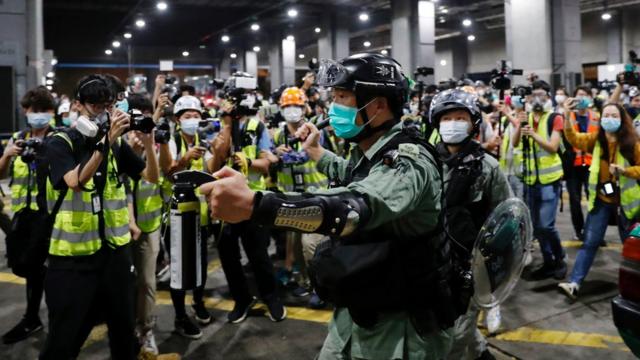 香港某警民冲突现场一名防暴警察以胡椒喷雾指吓记者（8/3/2020）