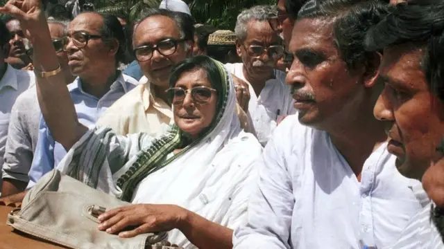 গণ-আদালতে রায় ঘোষণা করছেন জাহানারা ইমাম