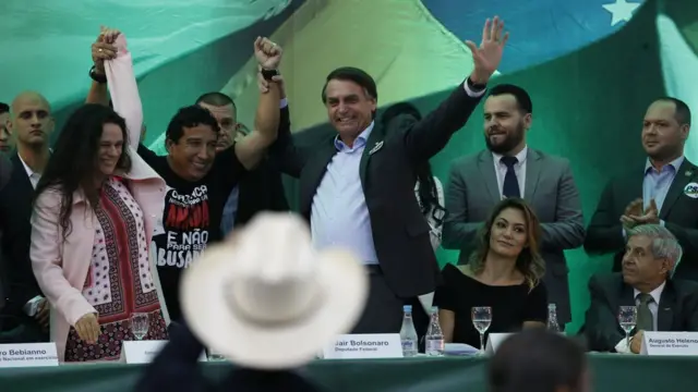 Na convençãojogar na dupla sena online2018, Bolsonaro posou ao lado do então senador Magno Malta, da deputada estadual Janaina Paschoal e general Augusto Heleno, atual ministro-chege do GSI