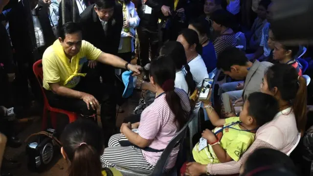 ภารกิจถ้ำหลวง: นายกฯ ลงพื้นที่ให้กำลังใจครอบครัว 13 ชีวิต-จนท.