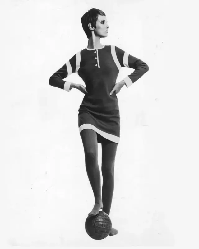 الفساتين القصيرة موضة الستينات