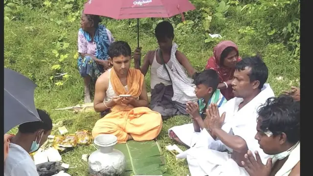 પોતાના મૃત પરિવારજનોની અંતિમ વિધિ કરી રહેલા આશિષ કુમારનો ફોટોગ્રાફ